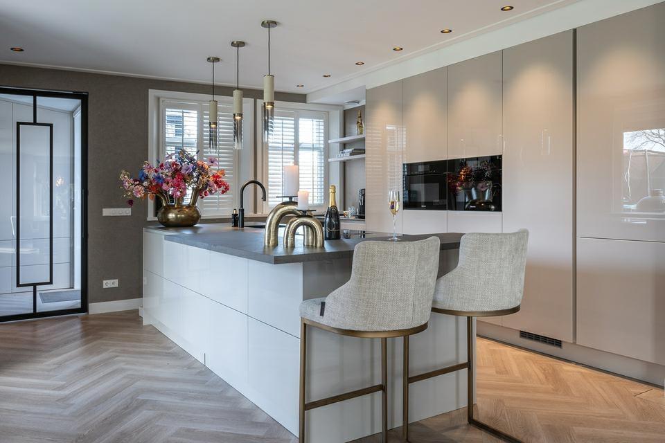 Krzesło barowe BOLTON jasnoszary z mosiężną podstawą Richmond Interiors Eye on Design