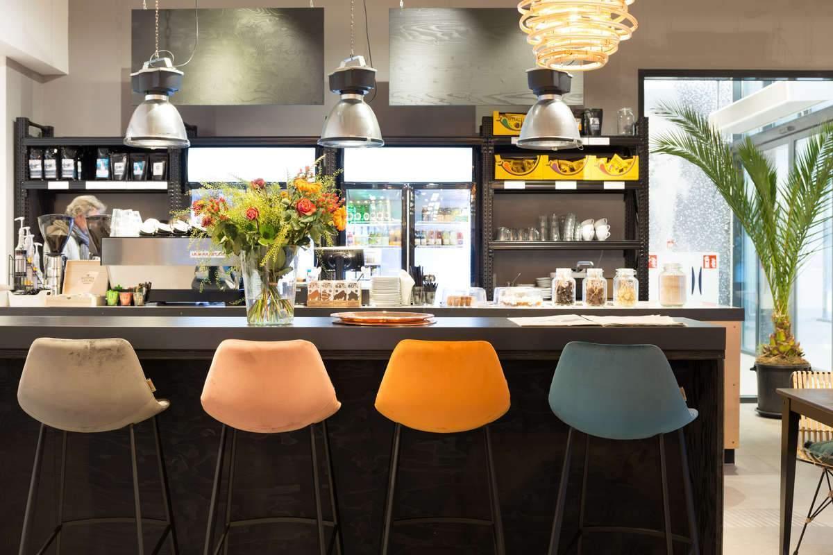 Krzesło barowe FRANKY niebieskie Dutchbone Eye on Design