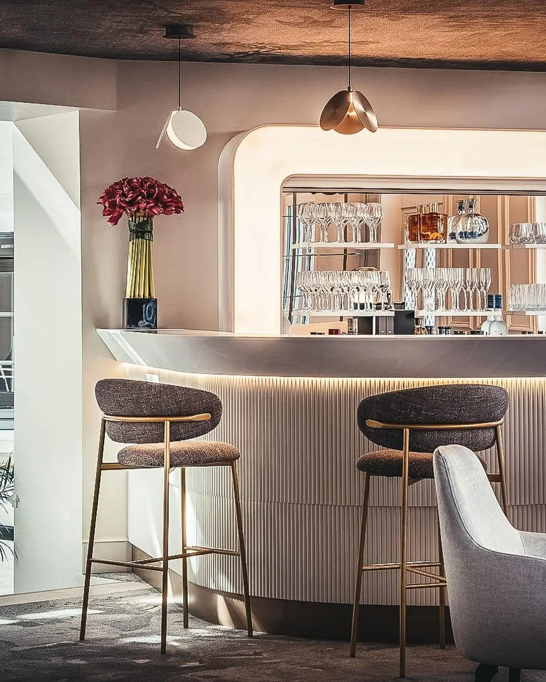 Krzesło barowe OLEANDRO boucle antracytowy z drewnianą podstawą do jadalni – Calligaris