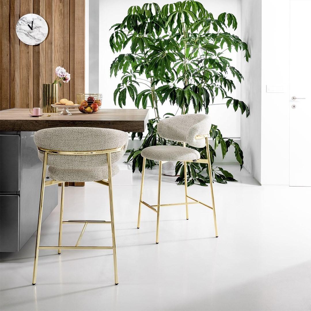 Krzesło barowe OLEANDRO boucle kremowy z drewnianą podstawą Calligaris Eye on Design