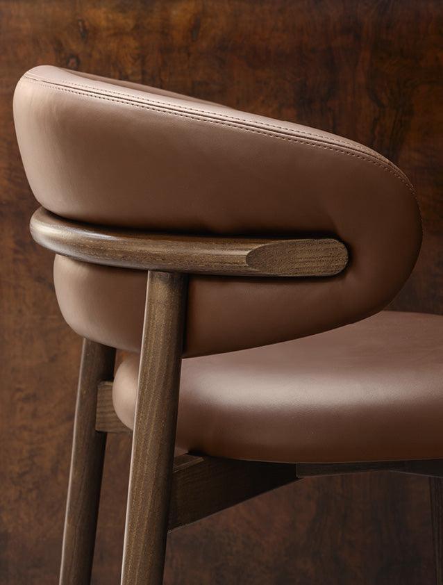 Krzesło barowe OLEANDRO ciemnobeżowa ekoskóra z drewnianą podstawą Calligaris Eye on Design