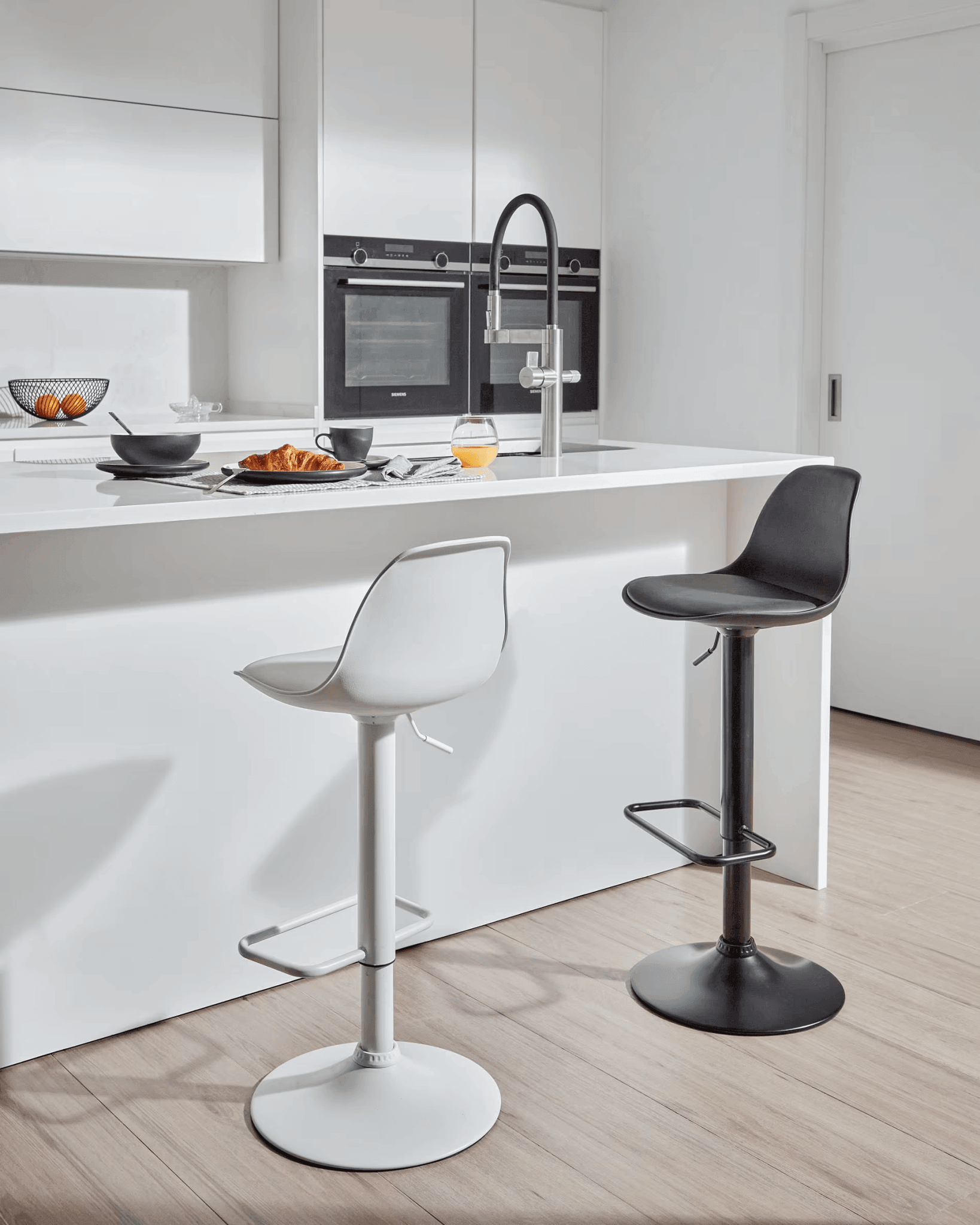 Krzesło barowe ORLANDO-T biały – Kave Home