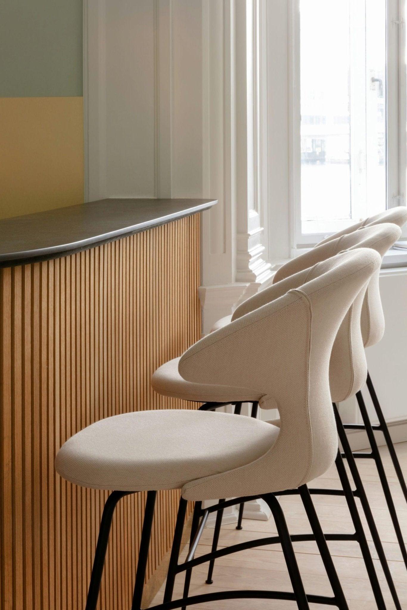 Krzesło barowe TIME FLIES bursztynowy z czarną podstawą UMAGE Eye on Design