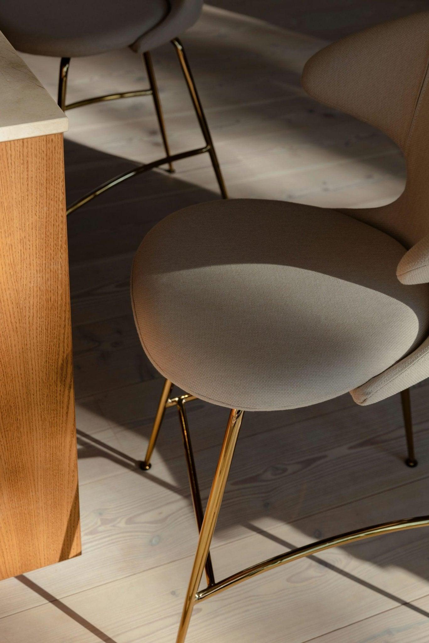 Krzesło barowe TIME FLIES bursztynowy ze złotą podstawą UMAGE Eye on Design