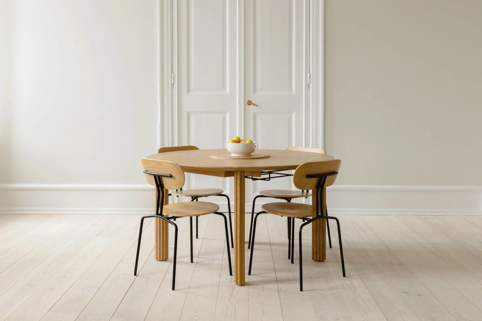 Krzesło CURIOUS cynamonowy z czarną podstawą UMAGE Eye on Design