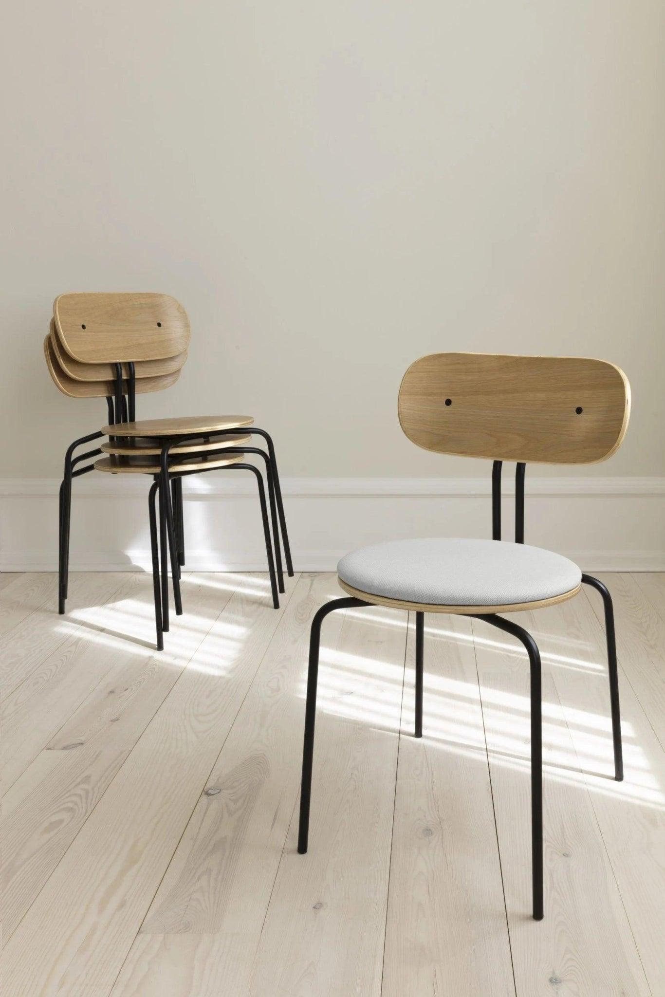 Krzesło CURIOUS oliwkowy z czarną podstawą UMAGE Eye on Design