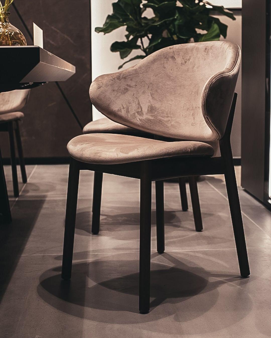 Krzesło HOLLY ciemnobeżowa ekoskóra z drewnianą podstawą Calligaris Eye on Design