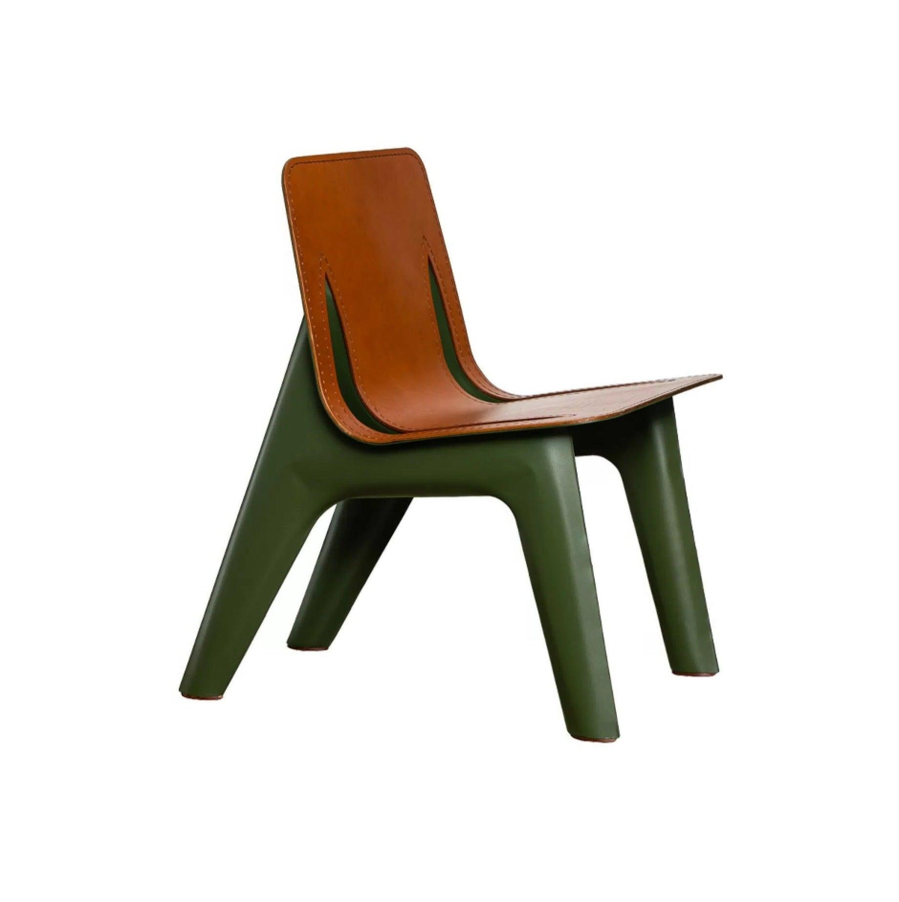Krzesło J-CHAIR oliwkowy mat z koniakowym wykończeniem – Zieta Studio