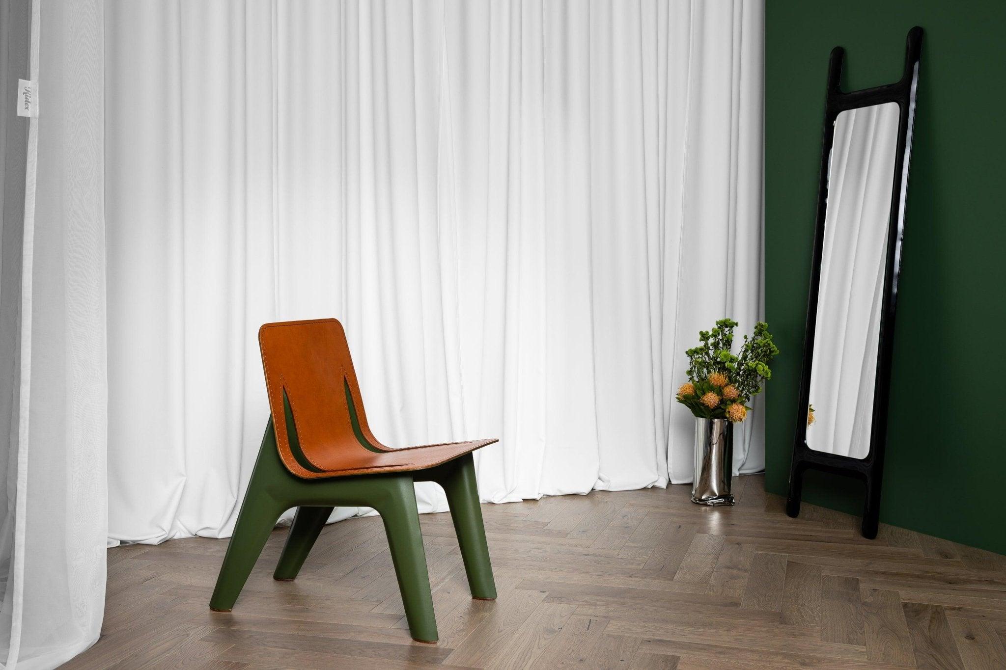 Krzesło J-CHAIR oliwkowy mat z koniakowym wykończeniem – Zieta Studio