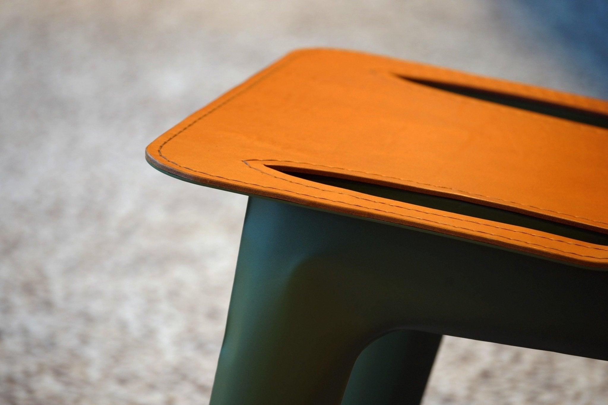 Krzesło J-CHAIR oliwkowy mat z koniakowym wykończeniem – Zieta Studio