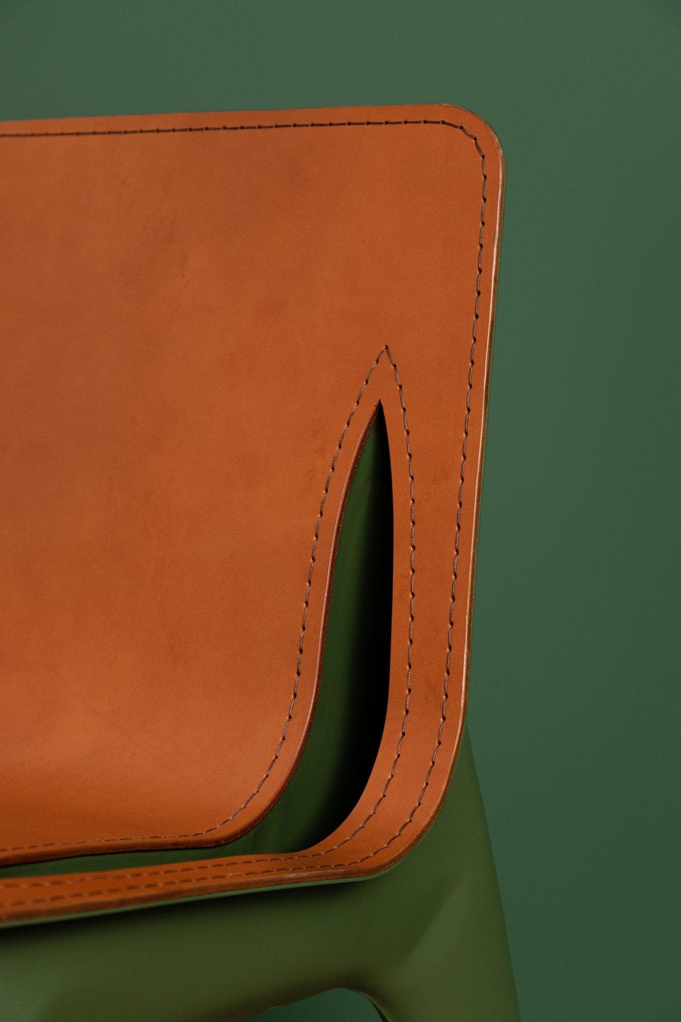 Krzesło J-CHAIR oliwkowy mat z koniakowym wykończeniem – Zieta Studio