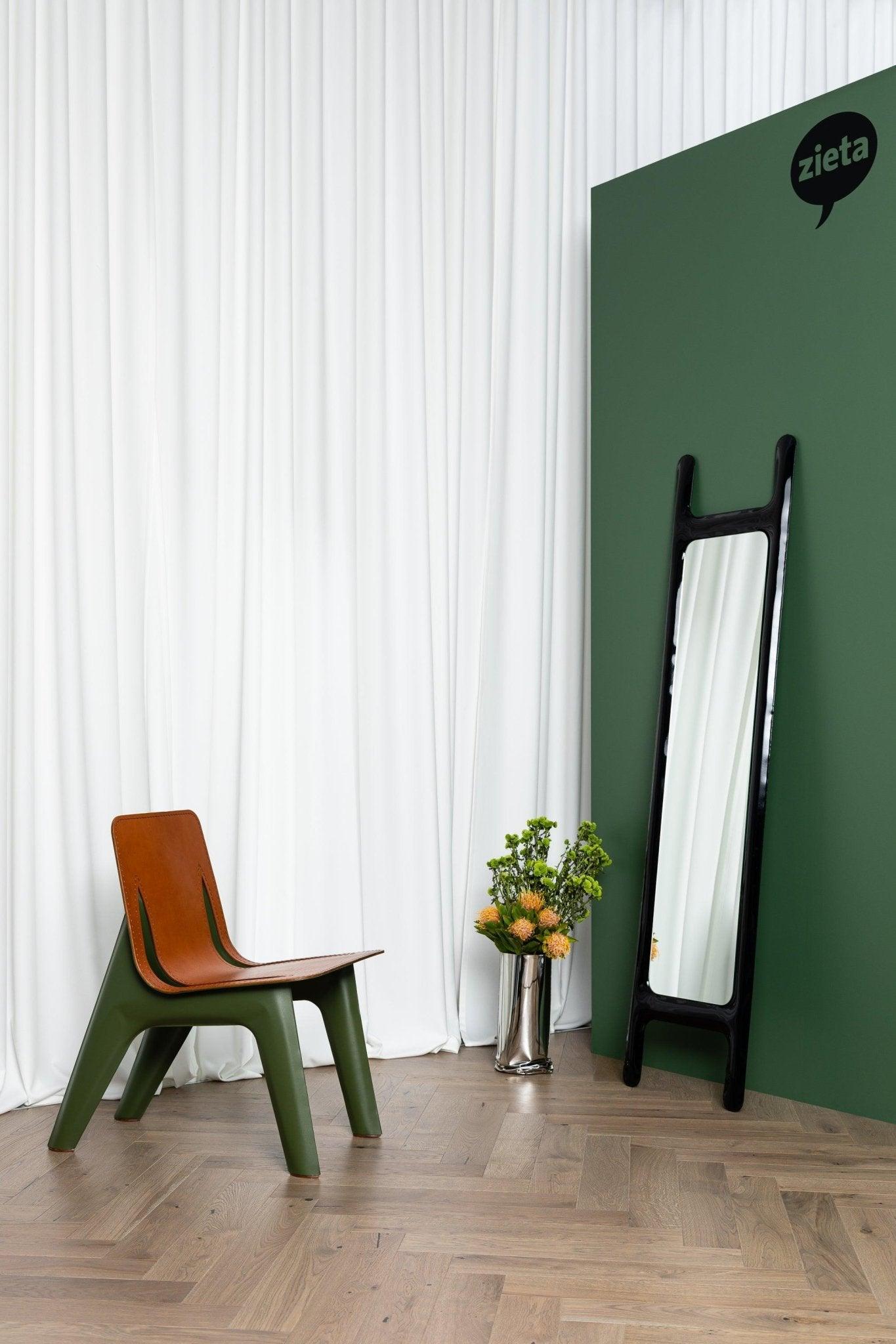 Krzesło J-CHAIR oliwkowy mat z koniakowym wykończeniem – Zieta Studio
