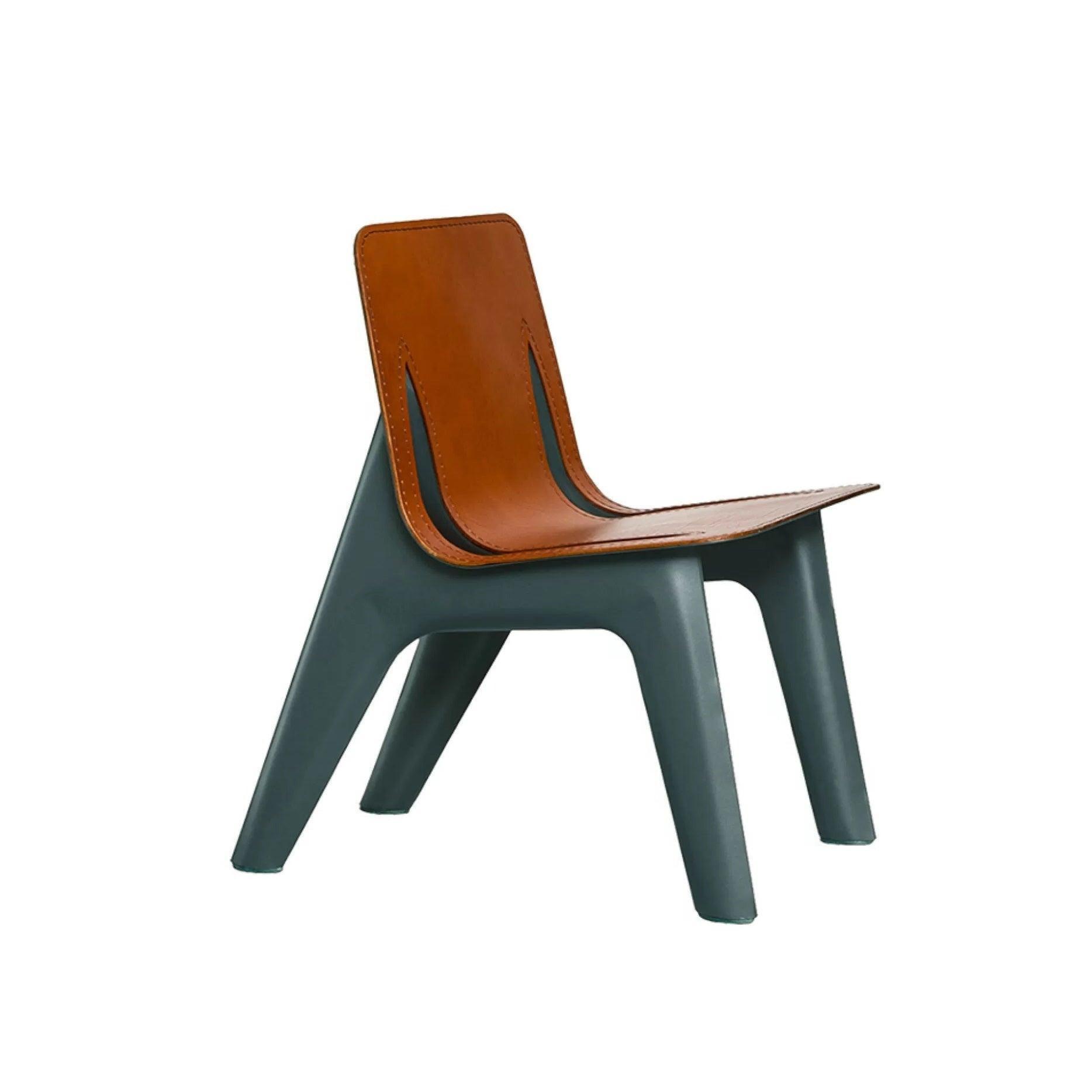 Krzesło J-CHAIR szaroniebieski mat z koniakowym wykończeniem – Zieta Studio