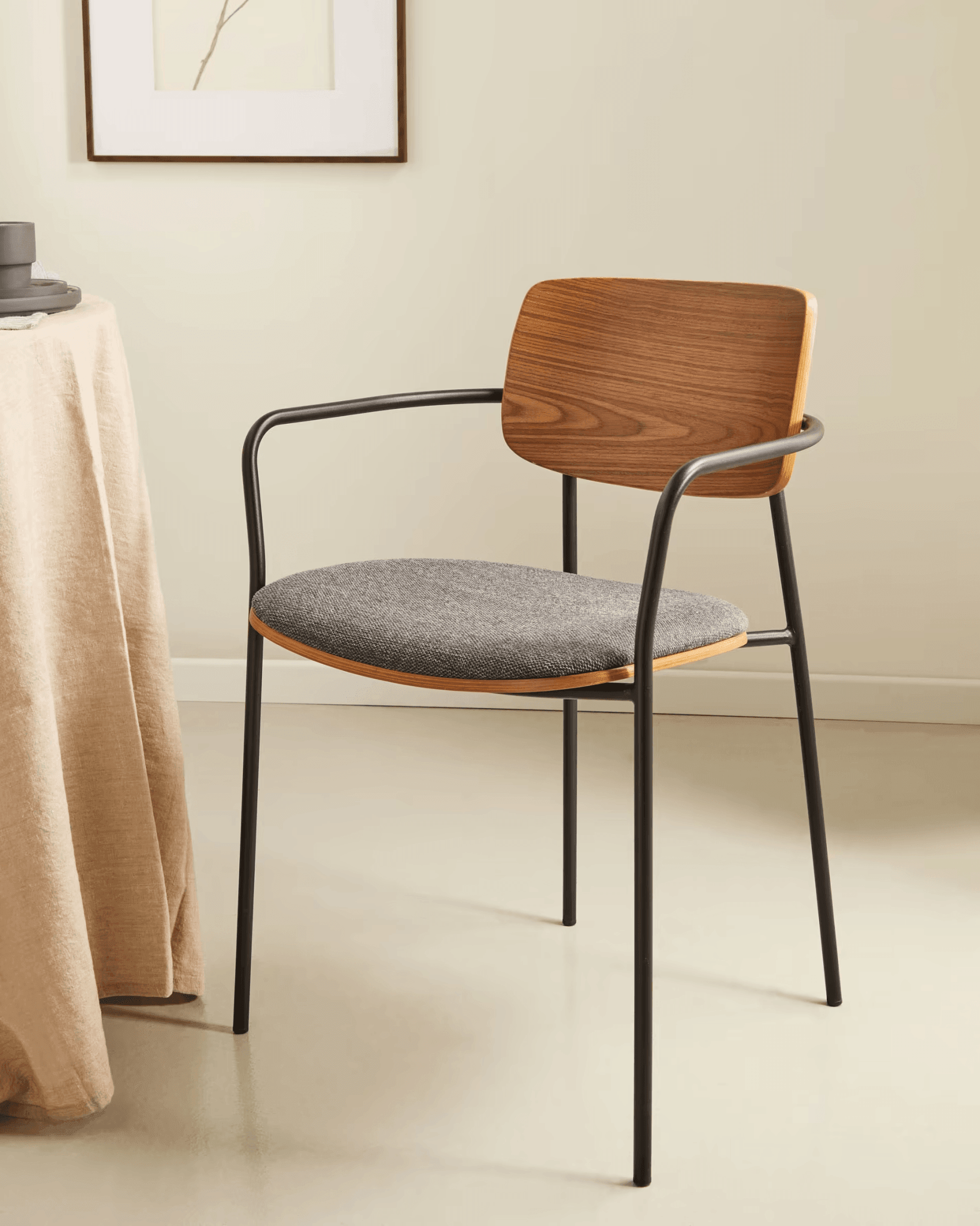 Krzesło MAUREEN fornir orzechowy z czarną podstawą La Forma Eye on Design