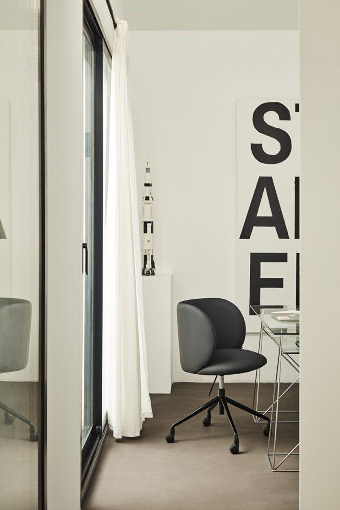 Krzesło na kółkach MOGI czarny Teulat Eye on Design