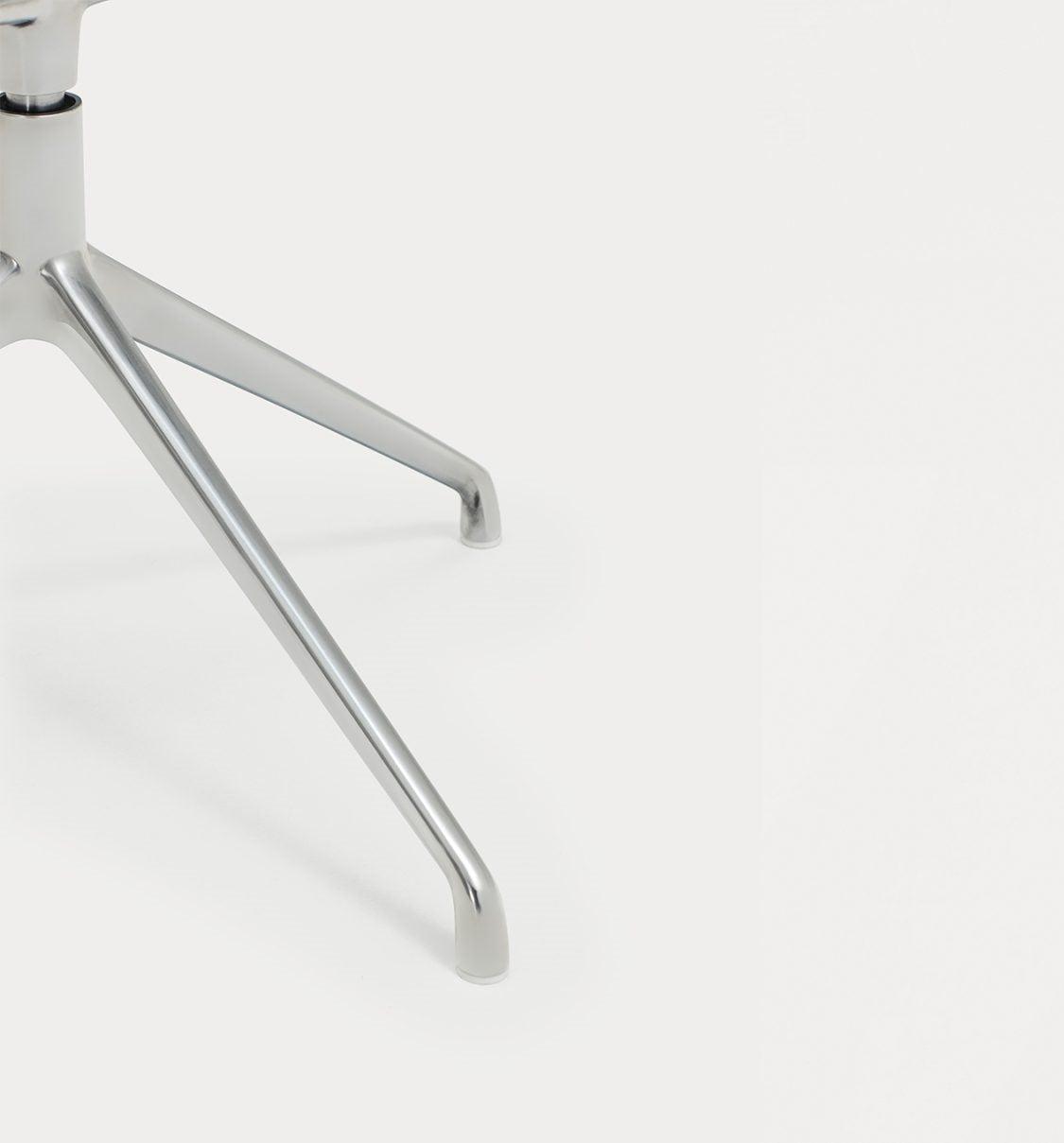 Krzesło obrotowe MOGI beżowa ekoskóra z chromowaną podstawą Teulat Eye on Design