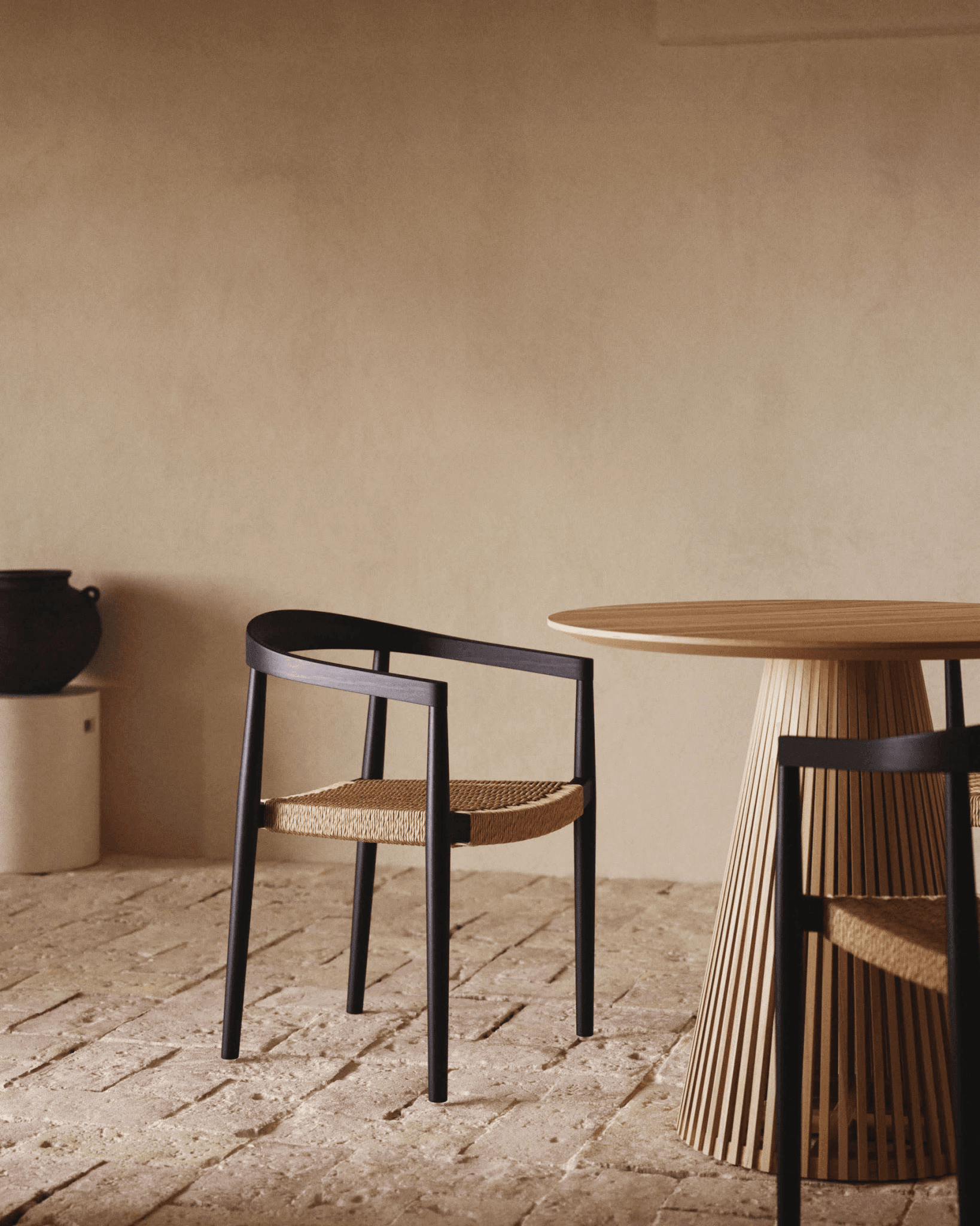 Krzesło ogrodowe YDALIA czarne drewno tekowe z beżową liną La Forma Eye on Design