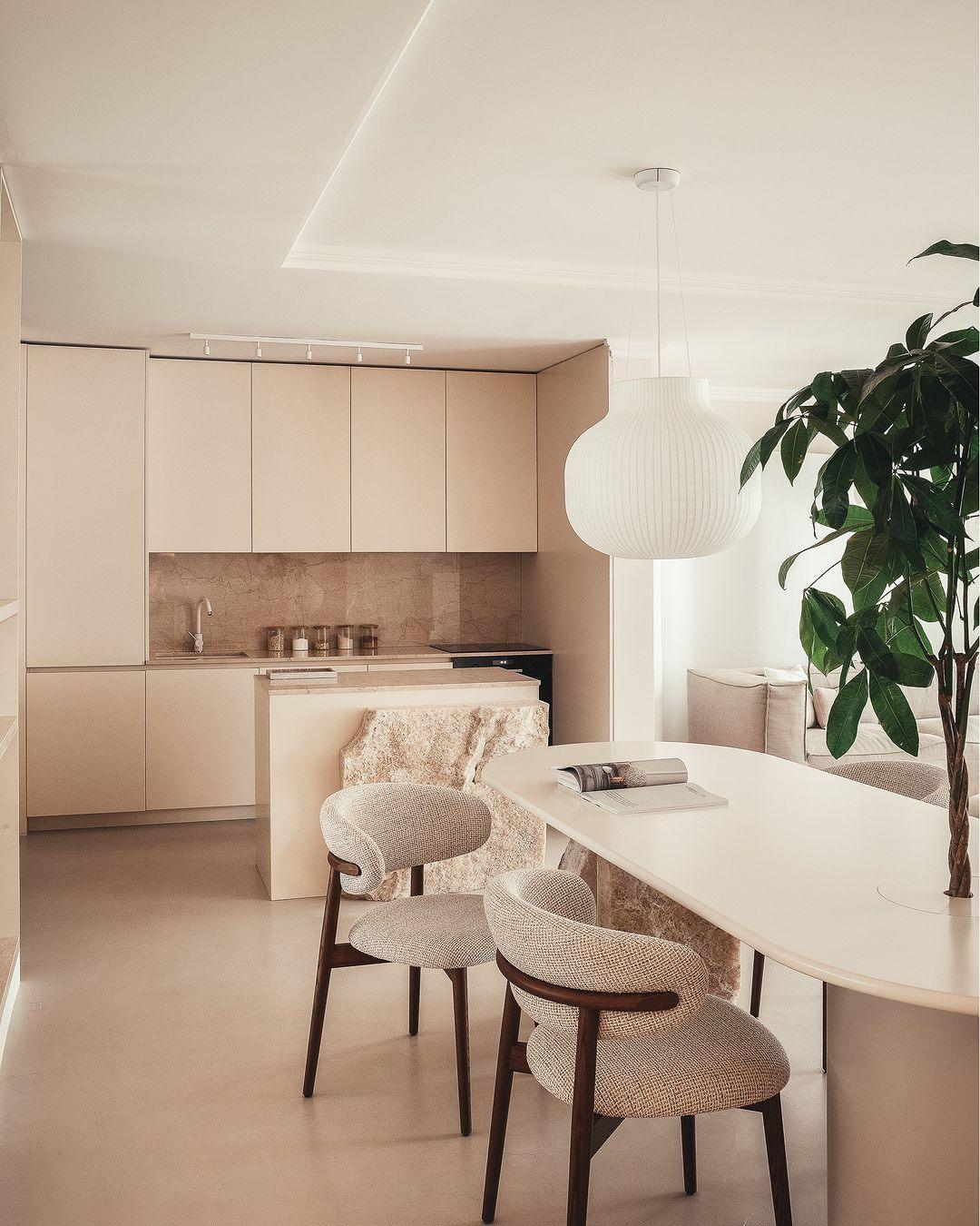 Krzesło OLEANDRO boucle kremowy z drewnianą podstawą Calligaris Eye on Design