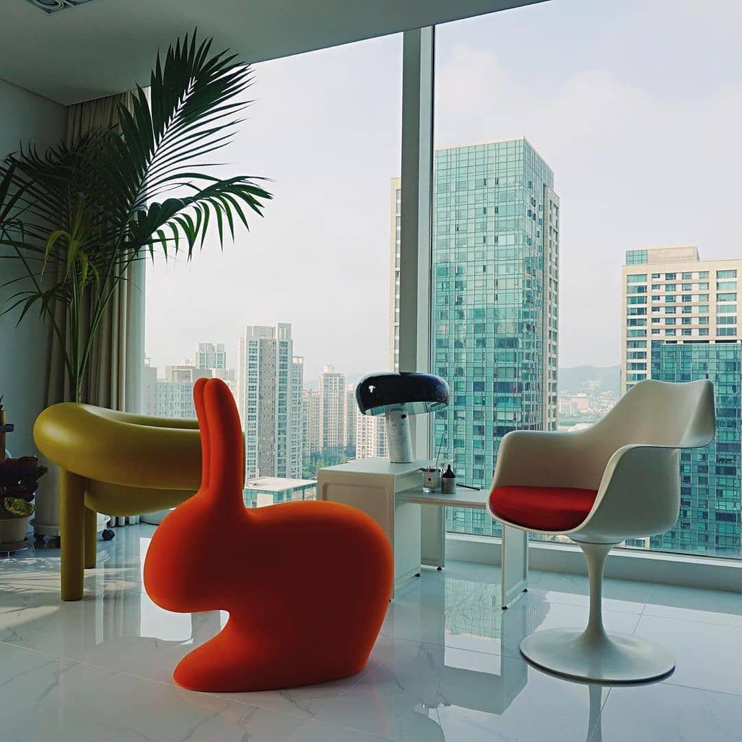 Krzesło RABBIT VELVET czerwony Qeeboo Eye on Design