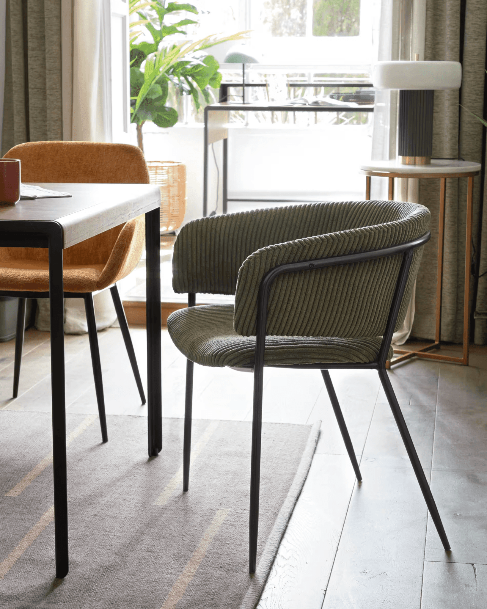 Krzesło RUNNIE ciemnozielony sztruks z czarną podstawą La Forma Eye on Design