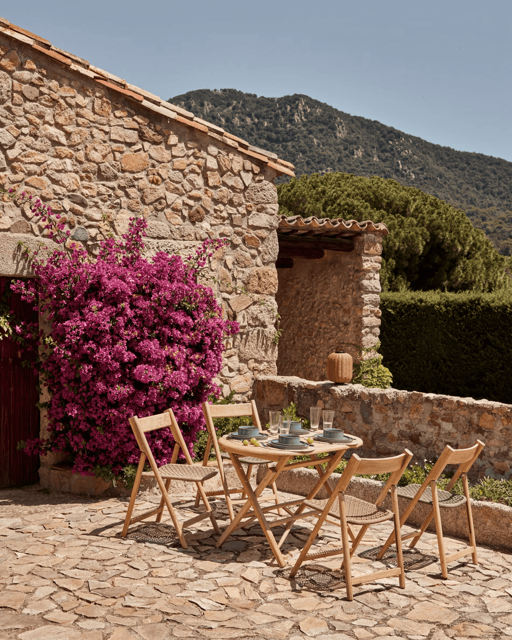 Krzesło składane DANDARA lite drewno akacjowe z beżowym siedziskiem La Forma Eye on Design