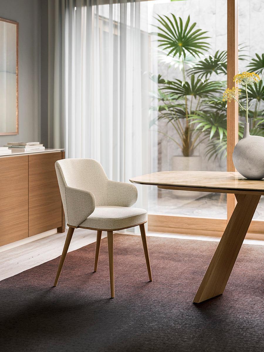 Krzesło skórzane z podłokietnikami FOYER jasnobrązowy z drewnianą podstawą Calligaris Eye on Design