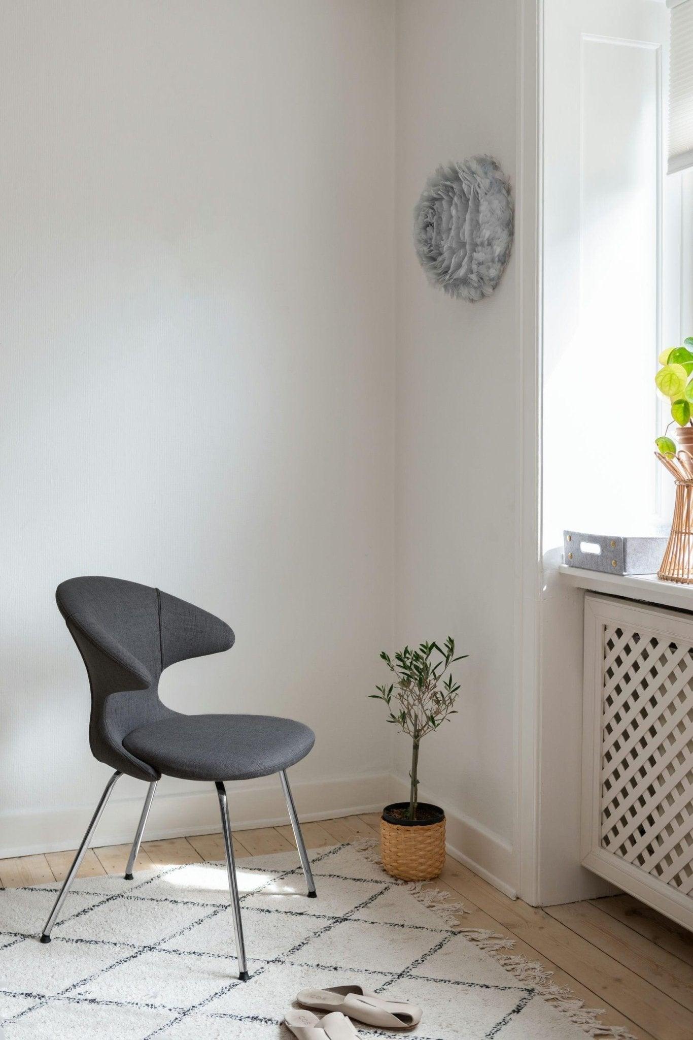 Krzesło TIME FLIES brudny róż ze srebrną podstawą UMAGE Eye on Design