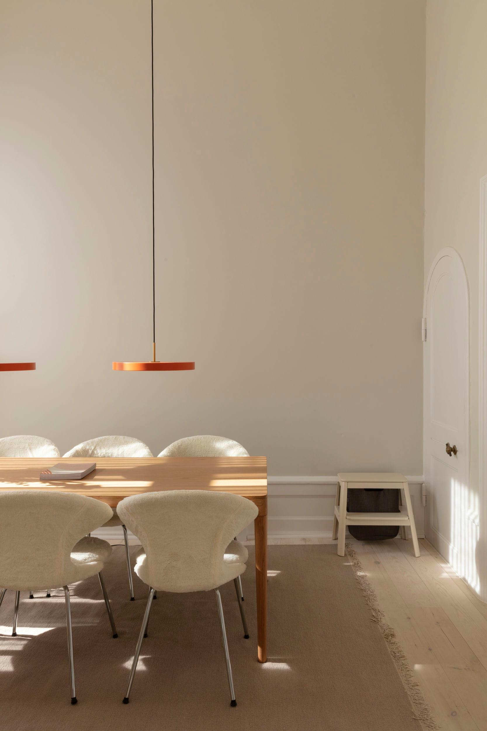 Krzesło TIME FLIES kremowy plusz ze srebrną podstawą UMAGE Eye on Design