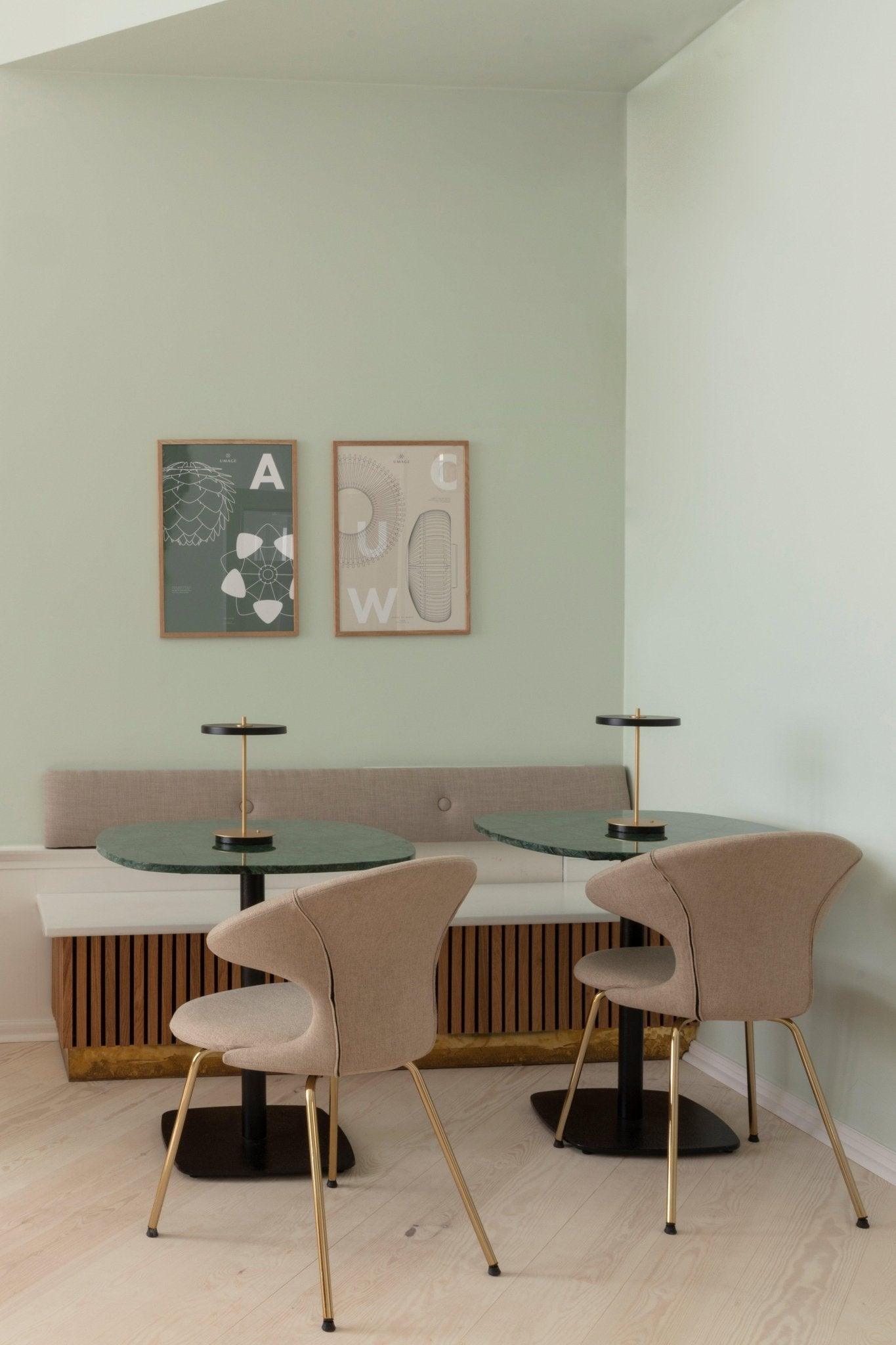 Krzesło TIME FLIES szafranowy ze złotą podstawą UMAGE Eye on Design