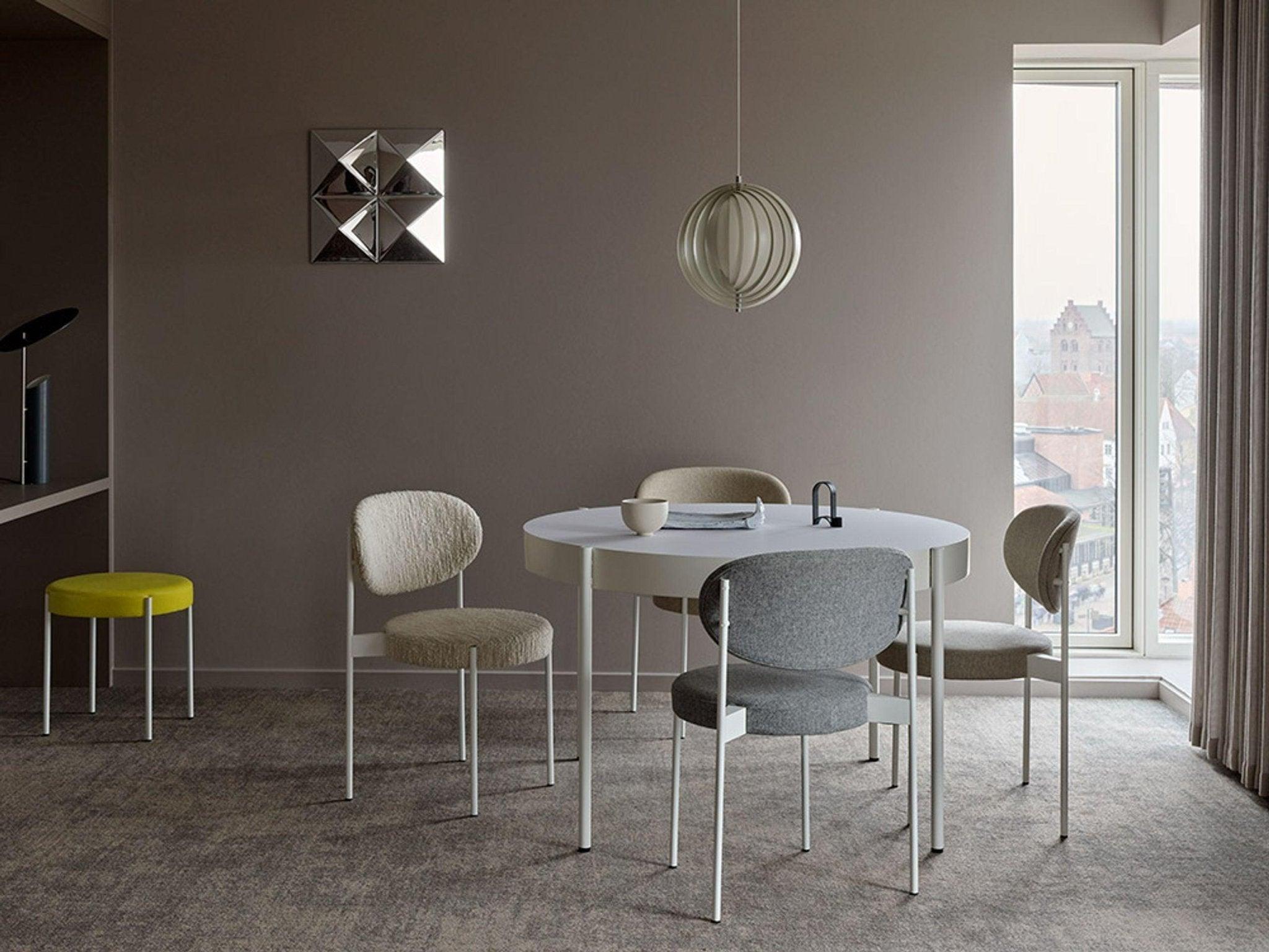 Krzesło w tkaninie boucle SERIES 430 kremowe z białą podstawą Verpan Eye on Design