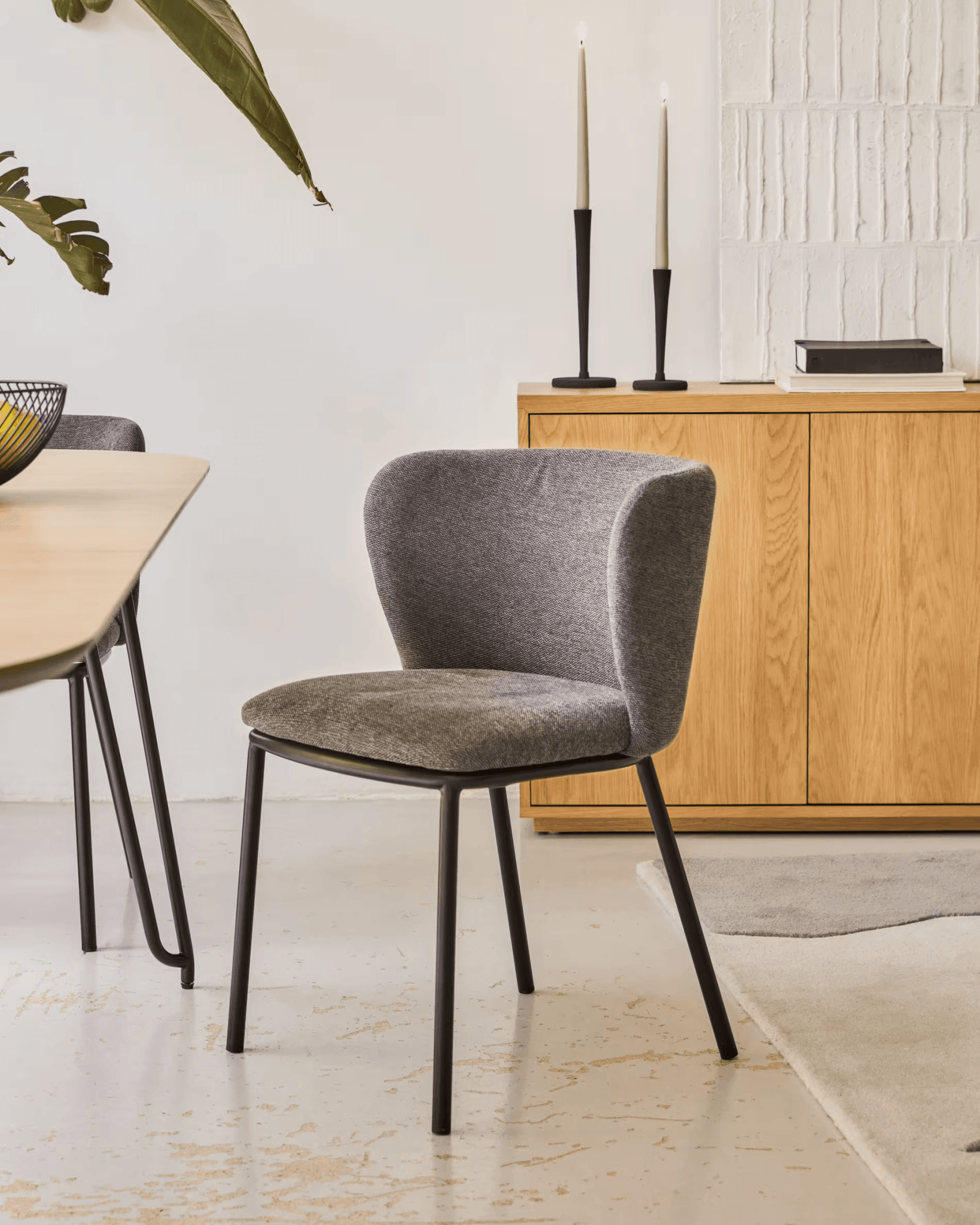 Krzesło w tkaninie szenilowej CISELIA ciemnoszary La Forma Eye on Design