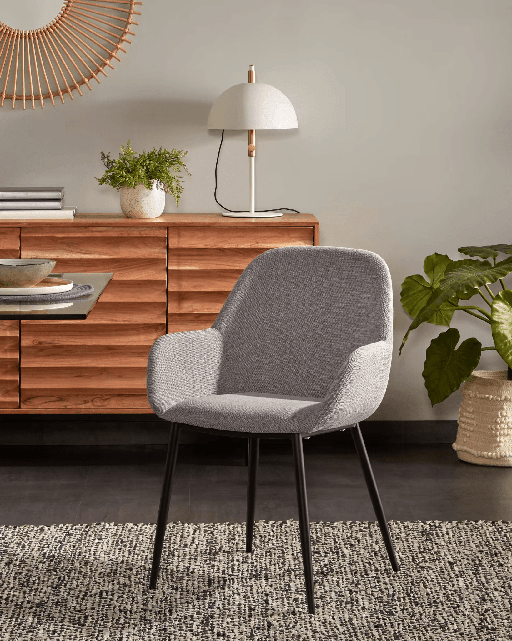 Krzesło w tkaninie szenilowej KONNA jasnoszary z czarną podstawą La Forma Eye on Design