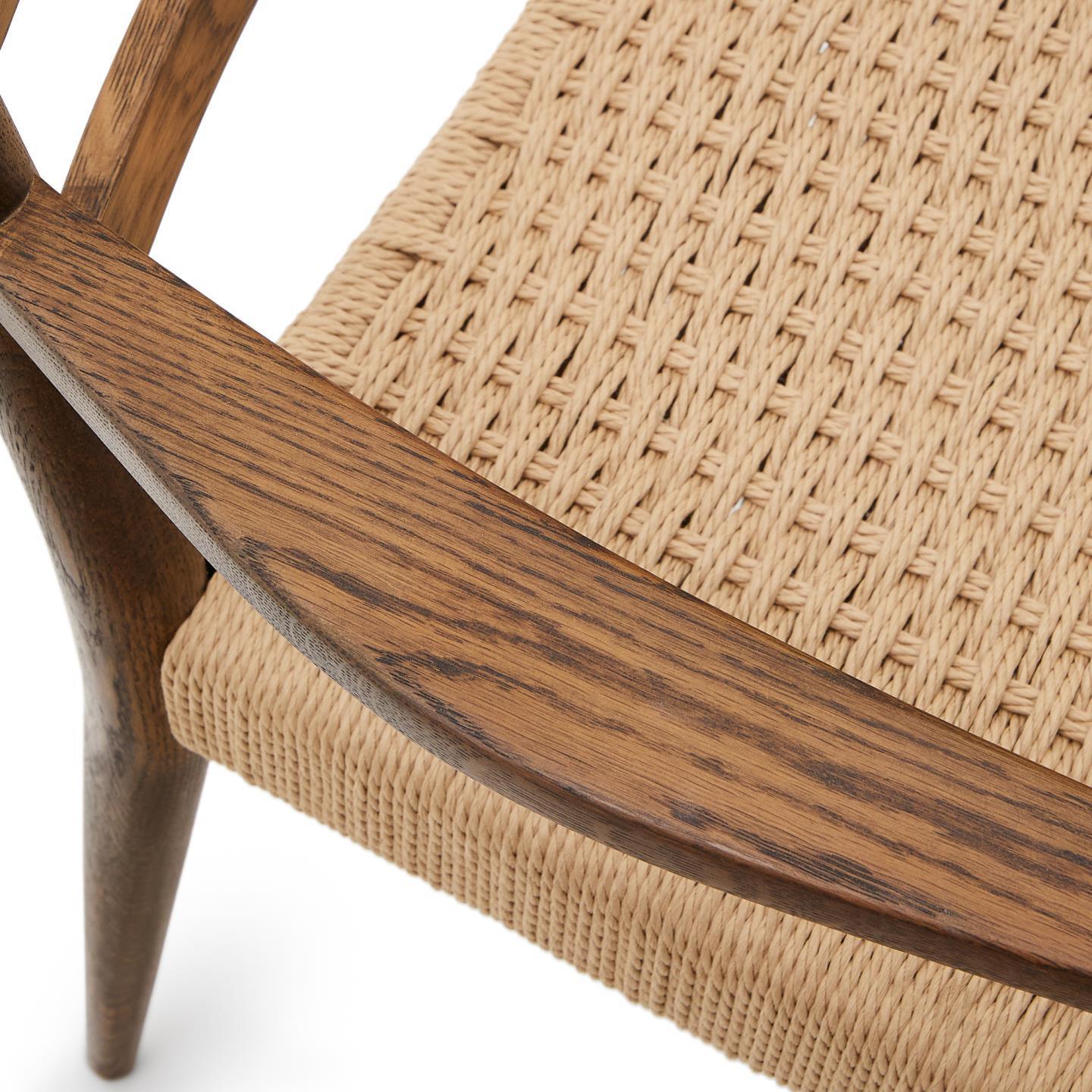 Krzesło z podłokietnikami ANALY orzechowe drewno dębowe La Forma Eye on Design