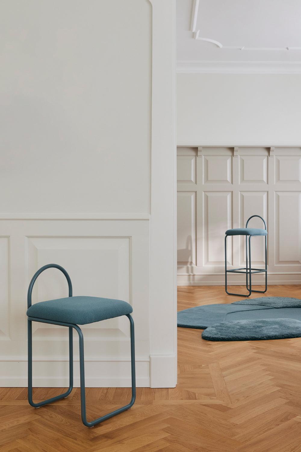 Krzesło z tkaniną boucle ANGUI niebieski AYTM Eye on Design