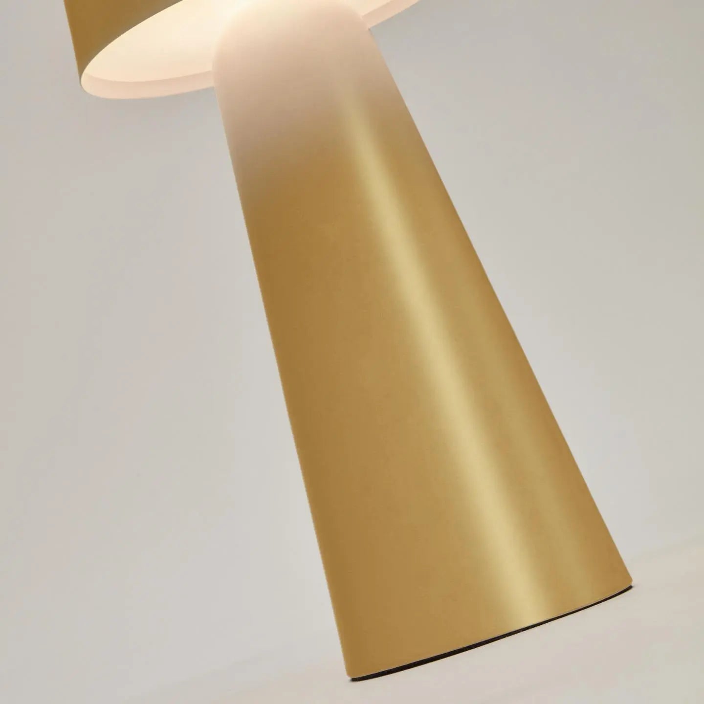 Lampa akumulatorowa ARENYS złoty – Kave Home