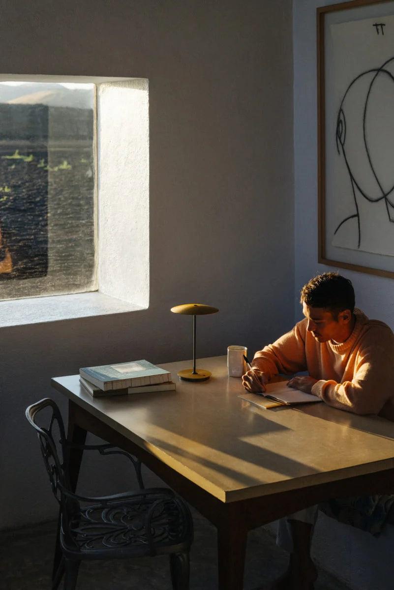 Lampa akumulatorowa GINGER mosiężny z białym wykończeniem Marset Eye on Design