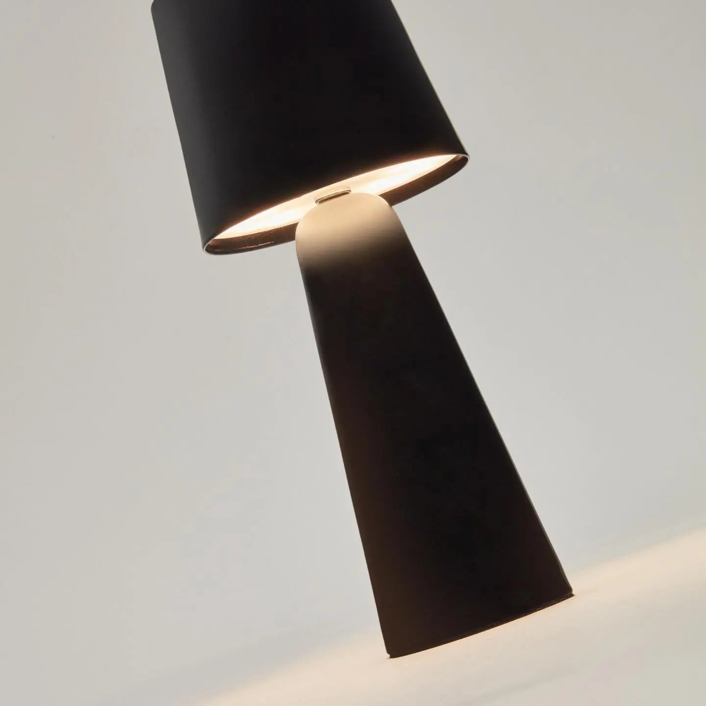 Lampa stołowa zewnętrzna akumulatorowa ARENYS czarny – metal