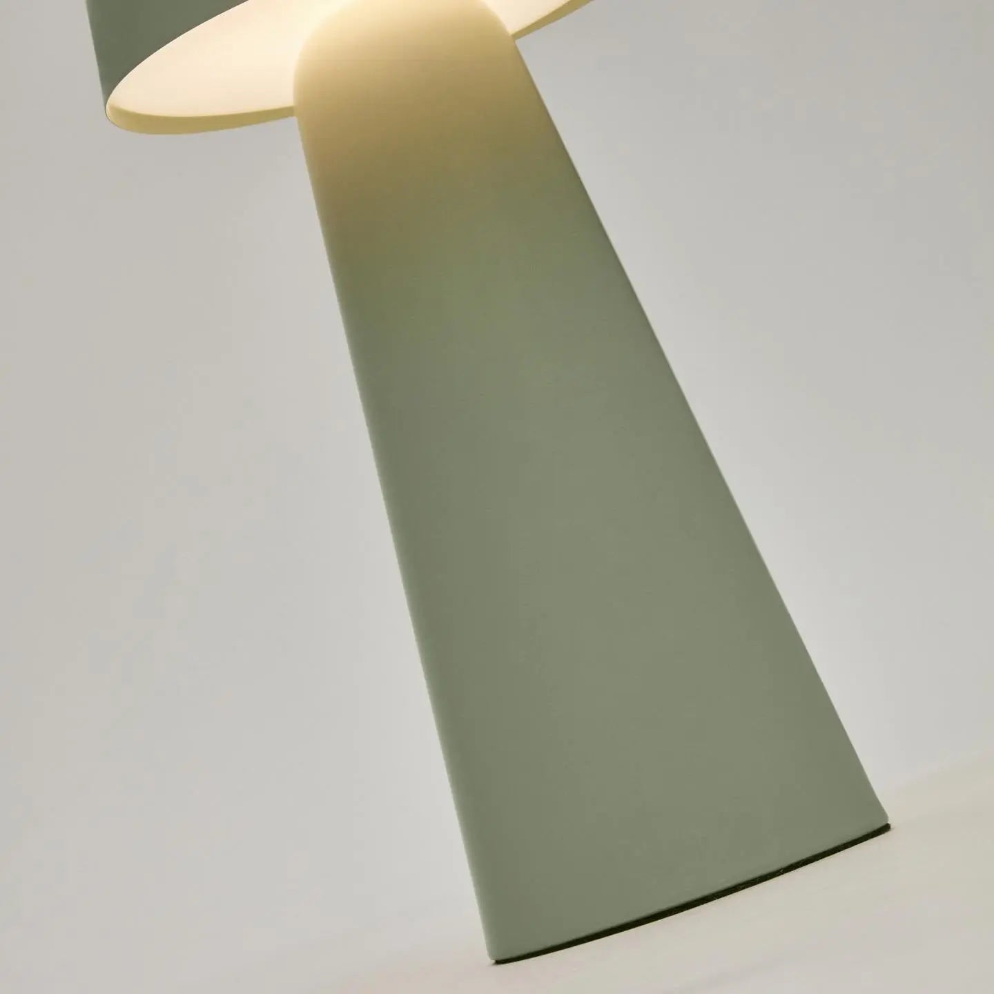 Lampa akumulatorowa zewnętrzna ARENYS jasnozielony – Kave Home