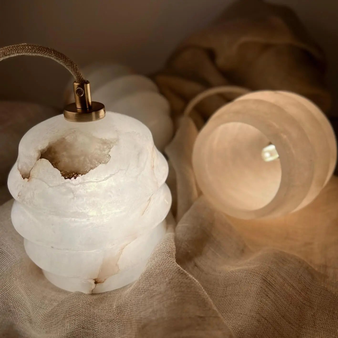 Lampa alabastrowa wisząca KALLIOPE mosiężny, marka Embassy Interiors