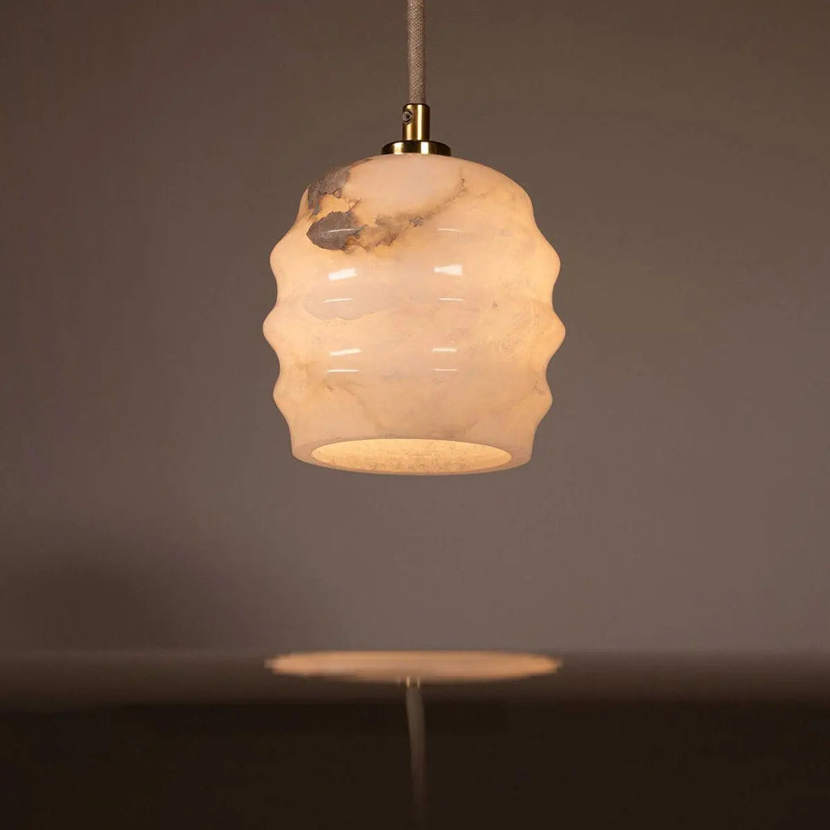 Lampa alabastrowa wisząca KALLIOPE mosiężny – styl nowoczesny
