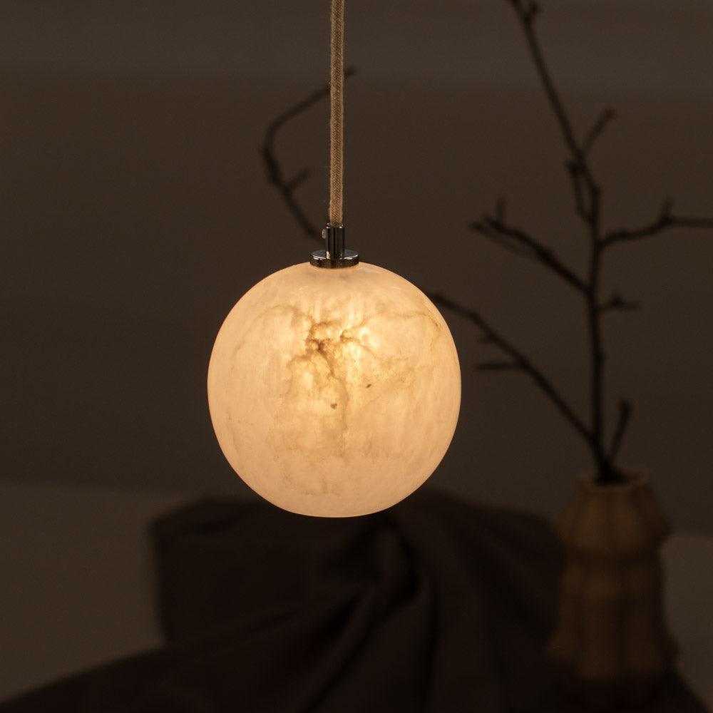 Lampa alabastrowa wisząca SELENE mosiężny Embassy Interiors Eye on Design