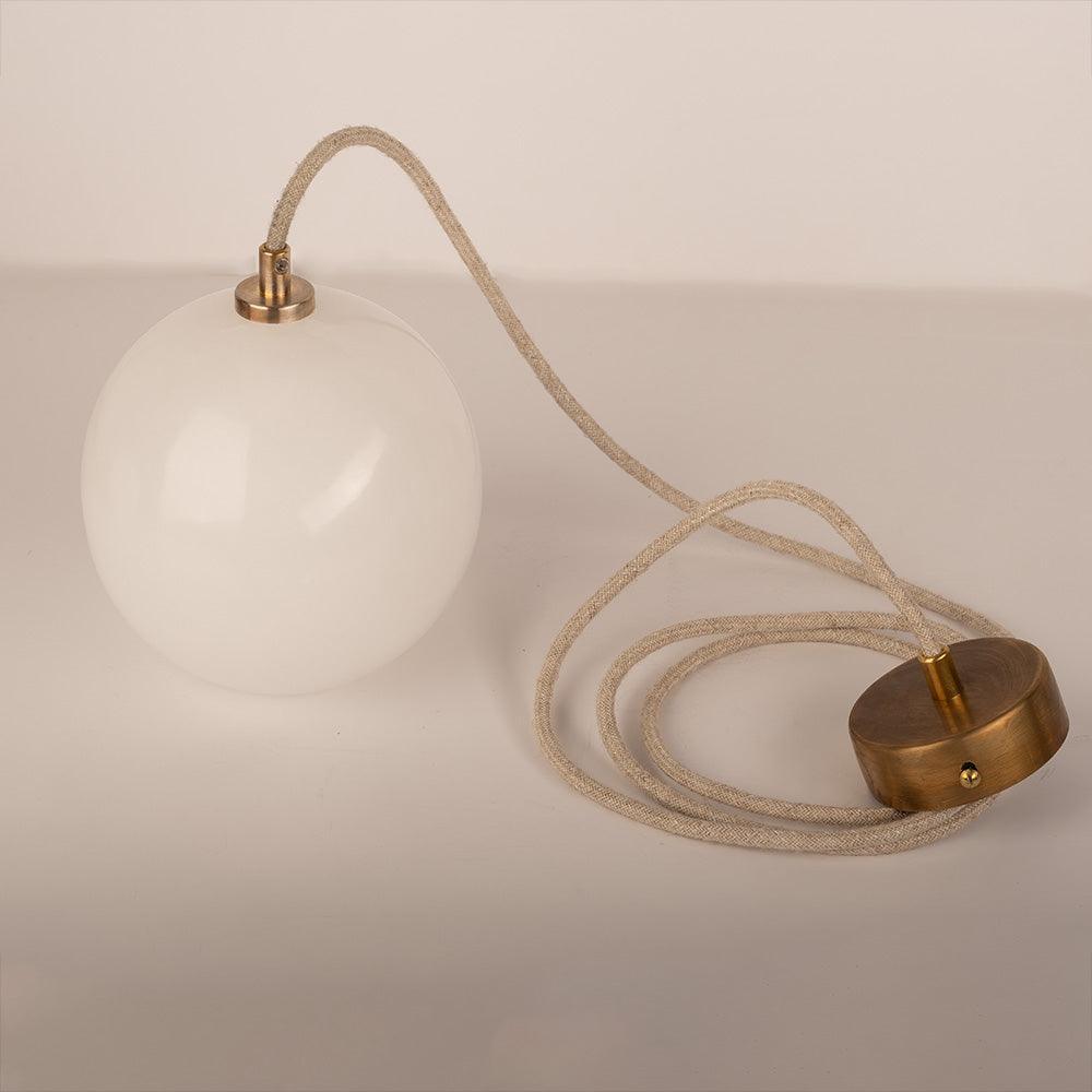 Lampa alabastrowa wisząca SELENE mosiężny Embassy Interiors Eye on Design