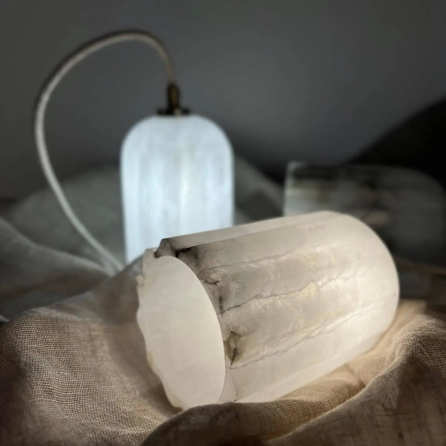 Lampa alabastrowa wisząca URANIA mosiężny – mosiądz, Embassy Interiors