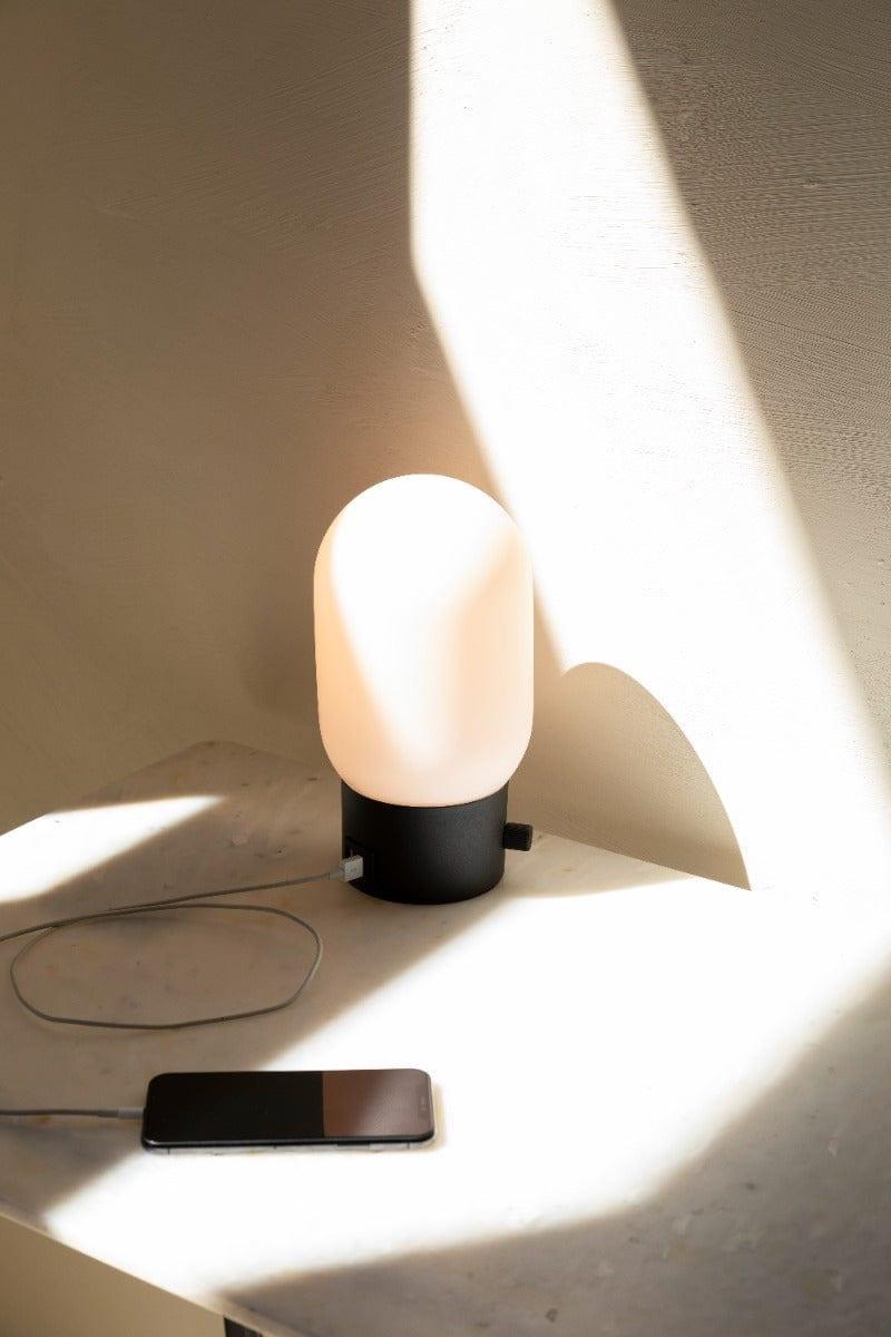 Lampa biurkowa URBAN CHARGER czarny Zuiver Eye on Design