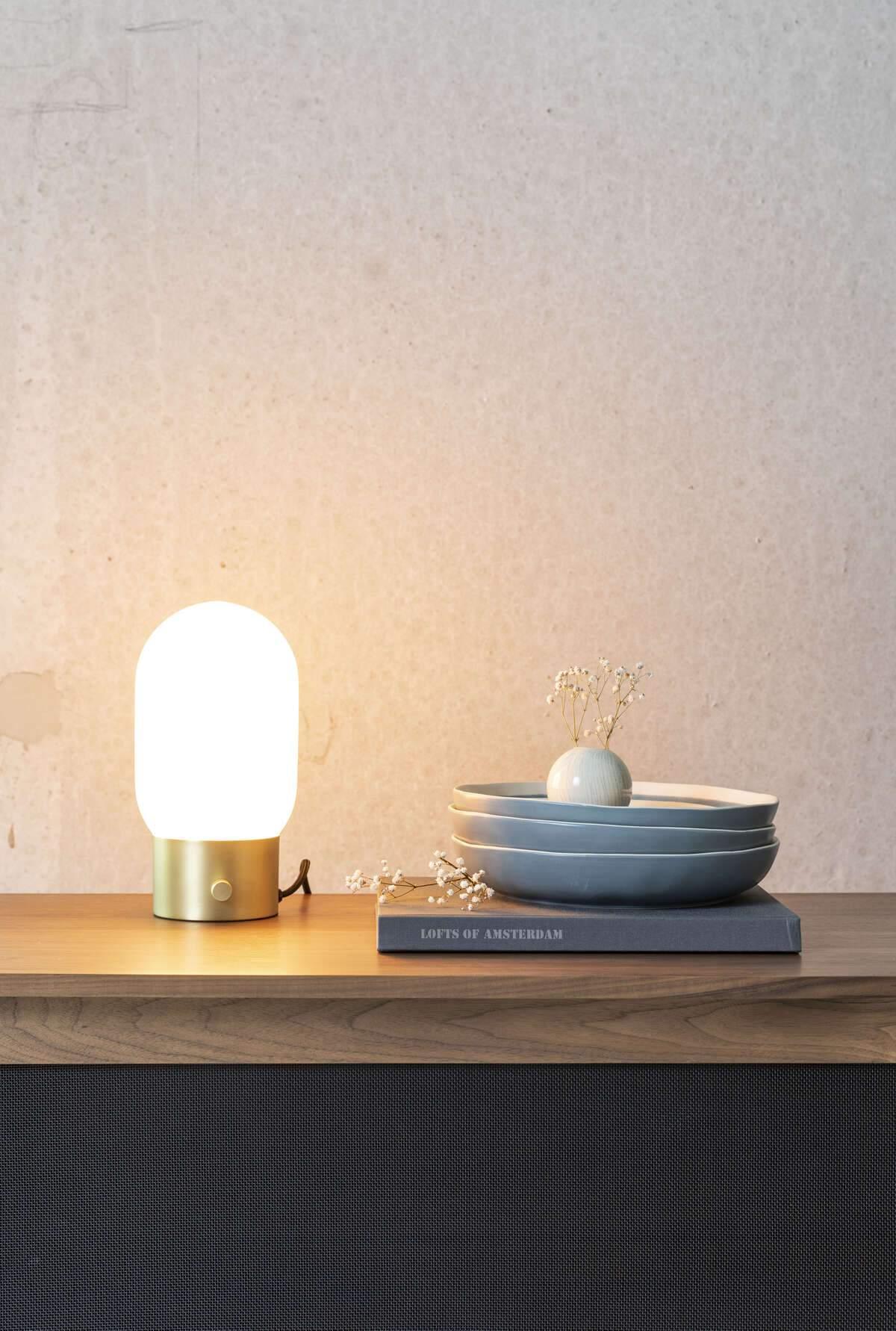 Lampa biurkowa URBAN CHARGER złoty Zuiver Eye on Design