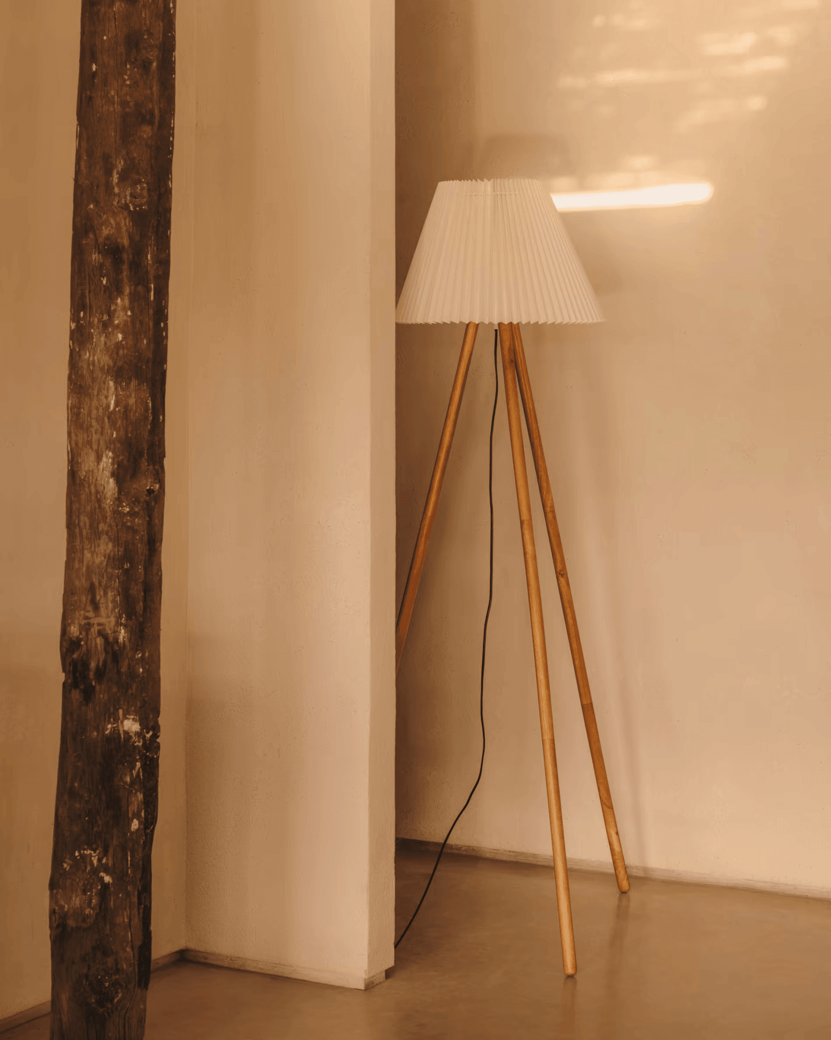 Lampa podłogowa BENICARLO drewno kauczukowe La Forma Eye on Design