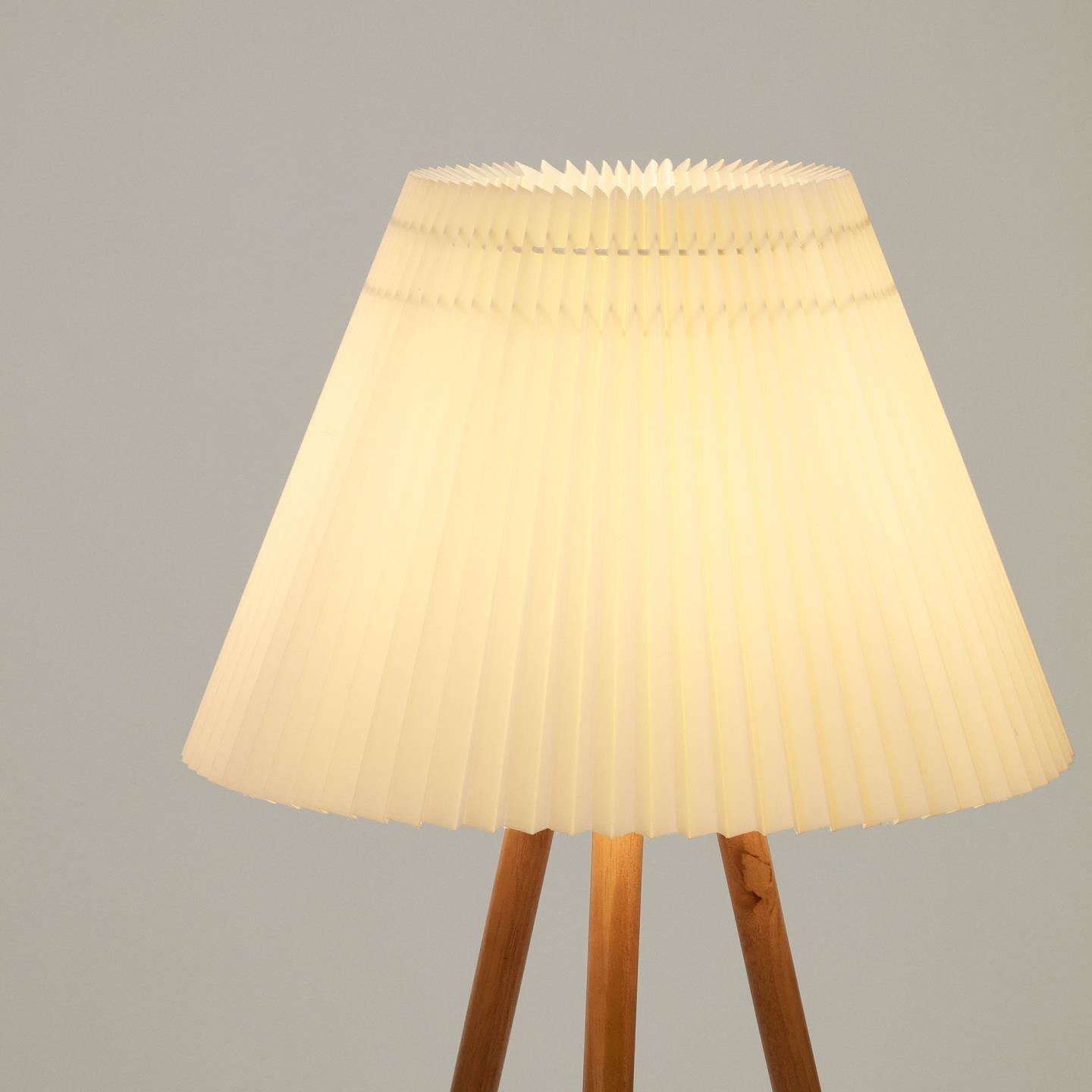 Lampa podłogowa BENICARLO drewno kauczukowe La Forma Eye on Design