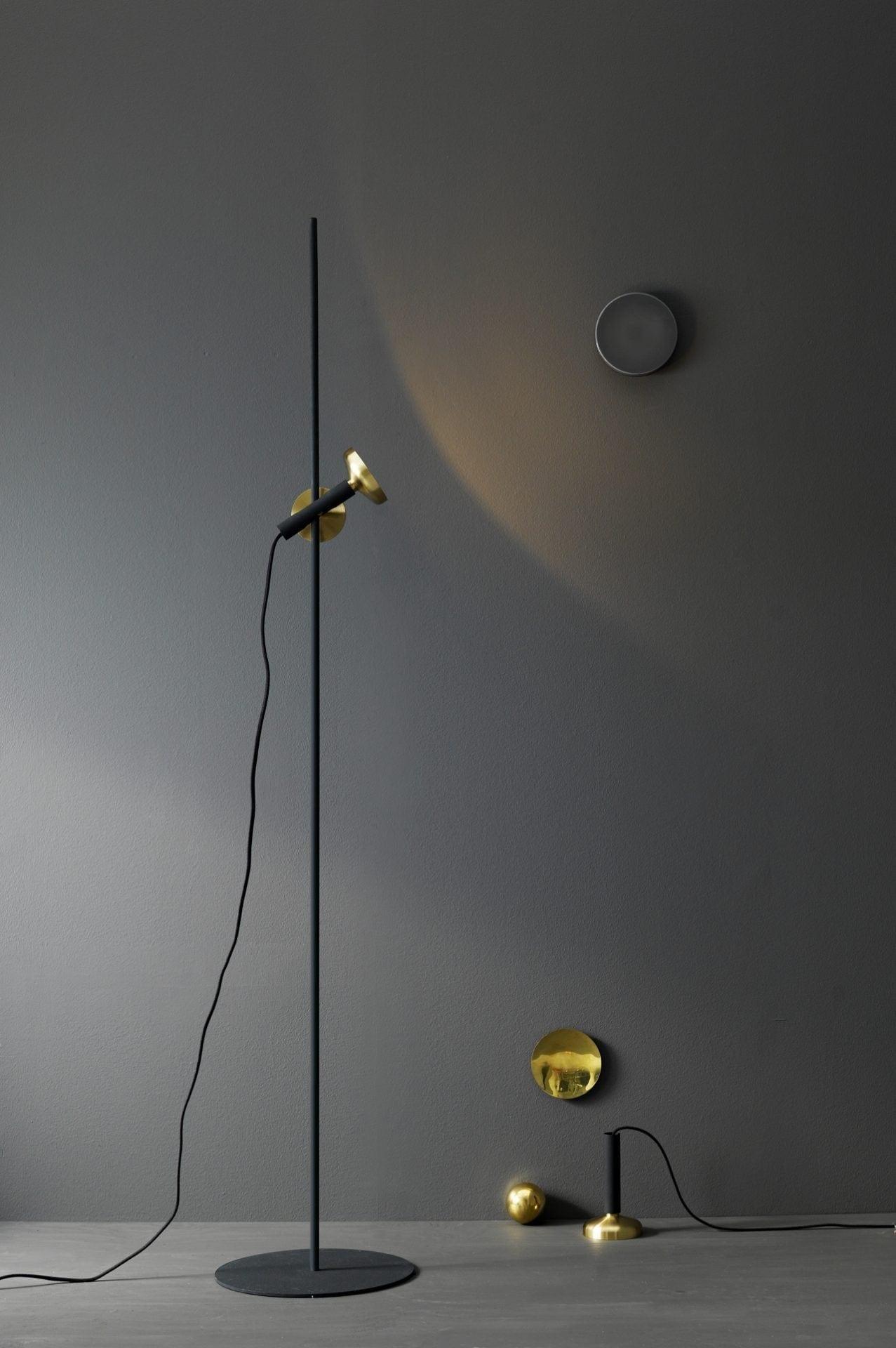 Lampa podłogowa BLEND biały z mosiężnym wykończeniem Pholc Eye on Design