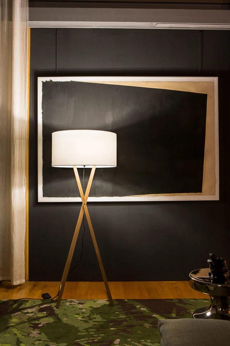 Lampa podłogowa CALA dąb lakierowany Marset Eye on Design