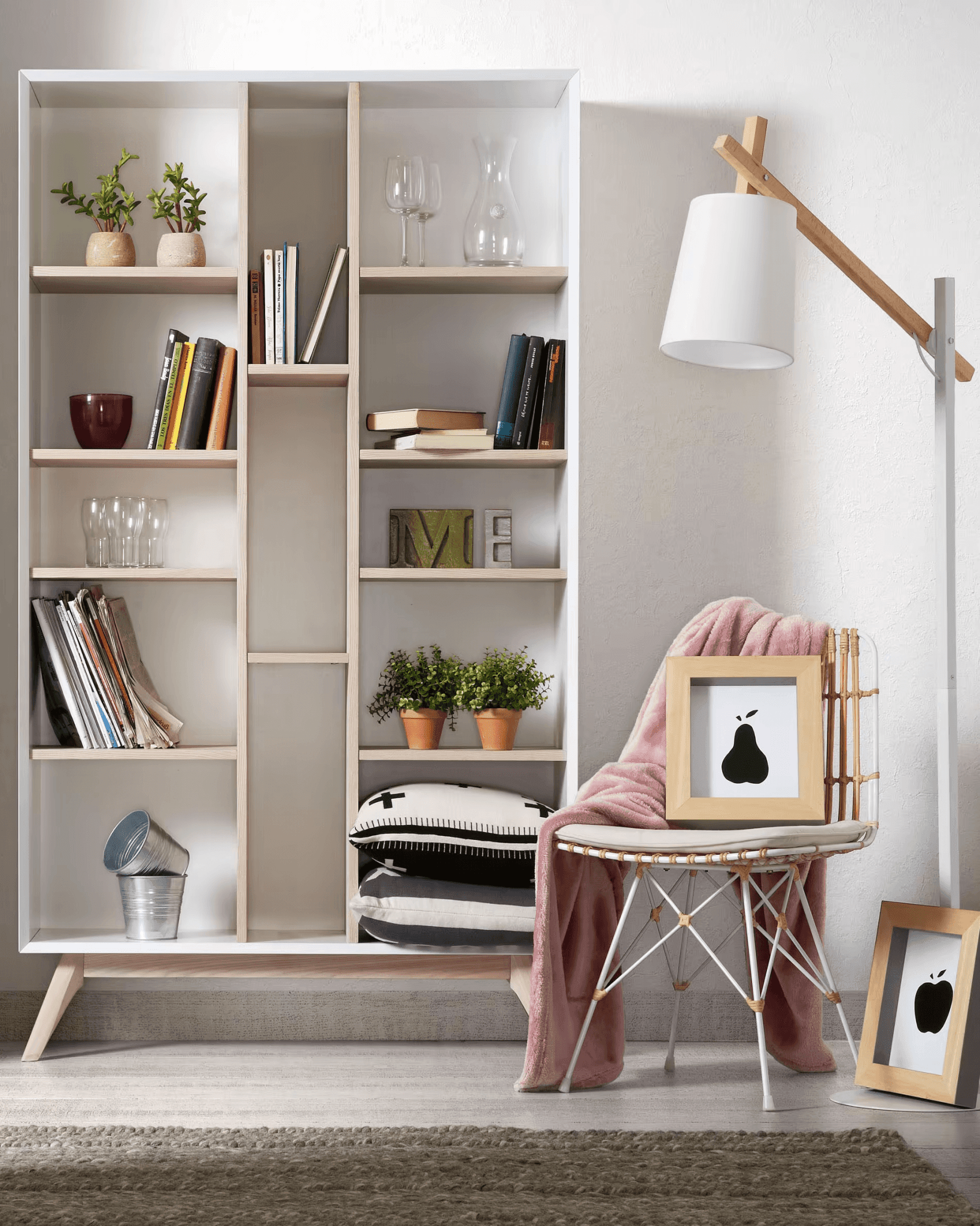 Lampa podłogowa KOSTA biały z drewnianym wykończeniem La Forma Eye on Design